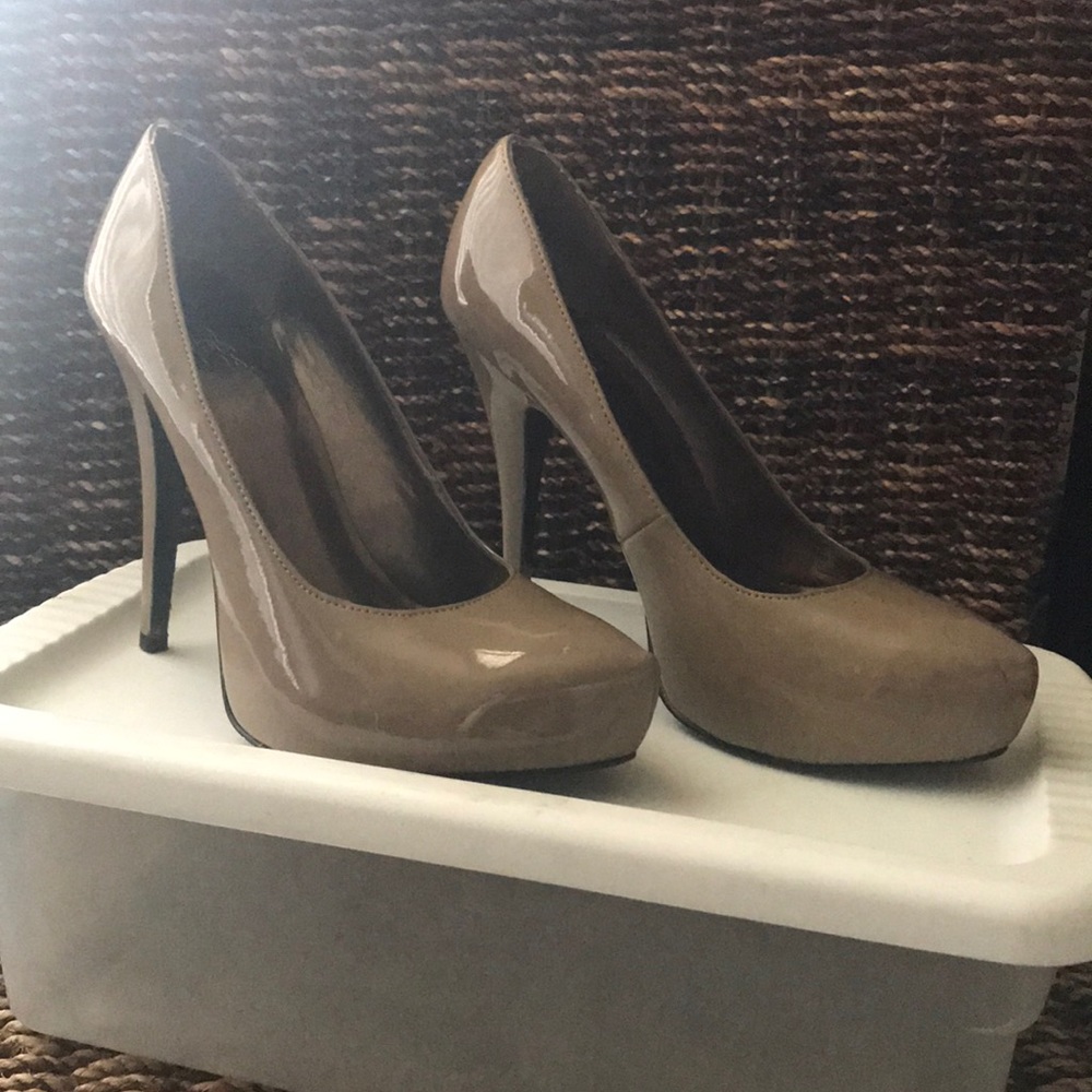 Carlis Santana Playful pump heels.